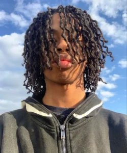 Leia mais sobre o artigo 🖤 Locs: muito mais que um pentea